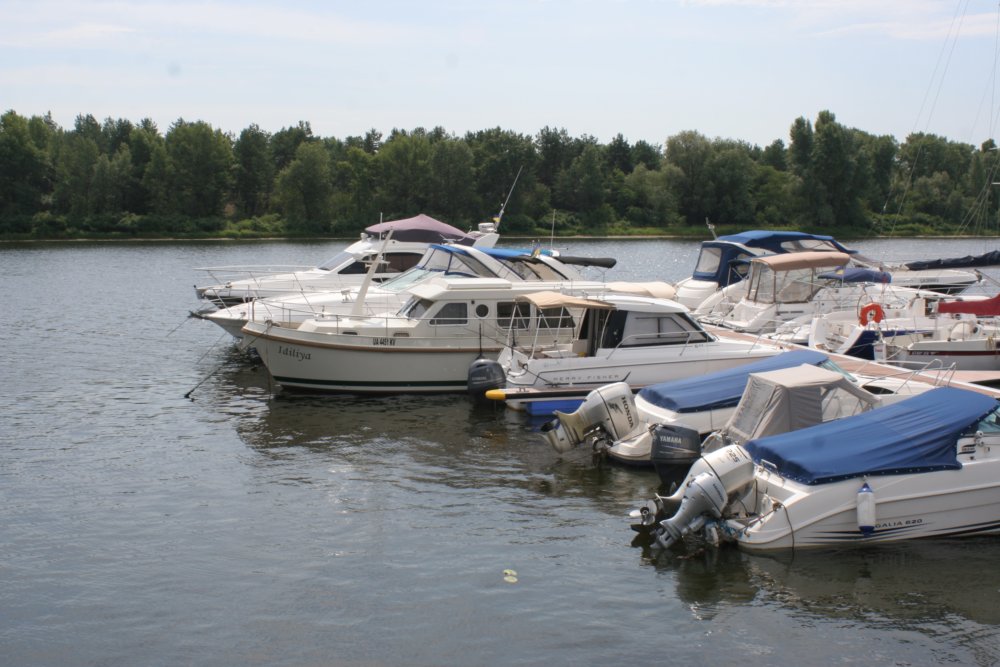 Летний отдых: прогулки на моторных лодках